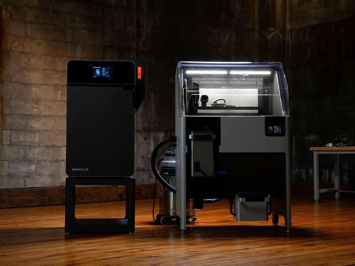 Formlabs Fuse 1 und Fuse Sift stehen in einem Raum